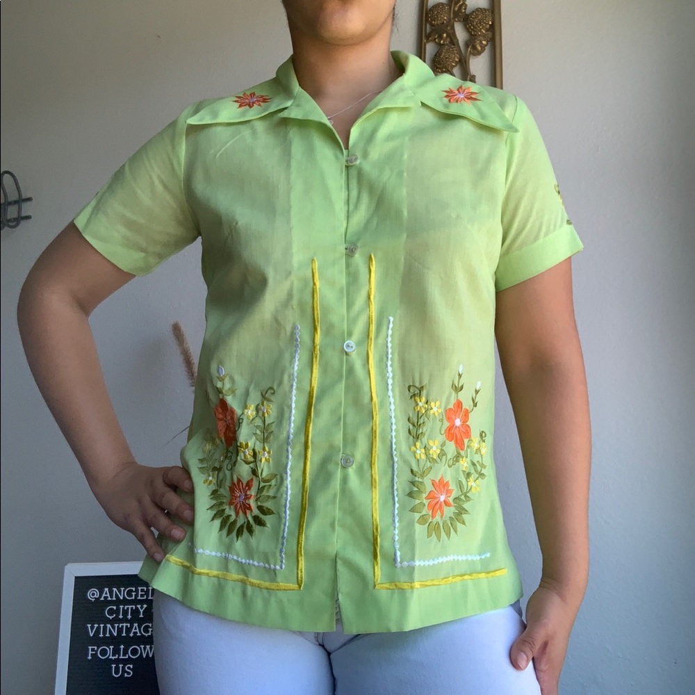 1960s Vintage Green Floral Embroidered Button Up